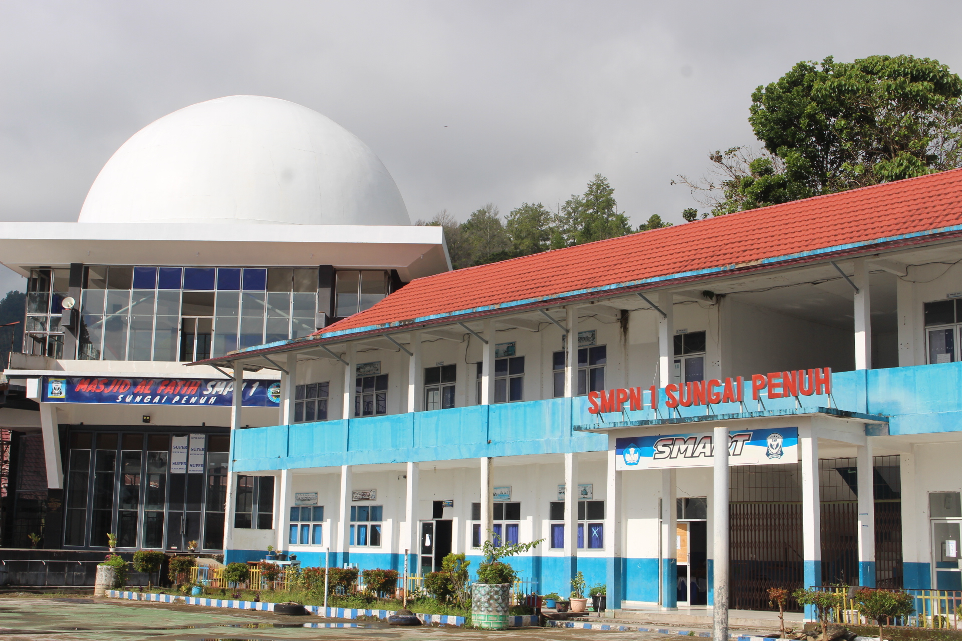 SATU-SATUNYA MASJID TERMEGAH SMP SE KOTA SUNGAI PENUH, MASJID AL FATIH MERUPAKAN MASJID SUMBANGAN ALUMNI DARI SEMUA LINTAS ANGKATAN